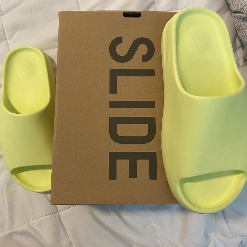 YEEZY SLIDE “Glow Green”